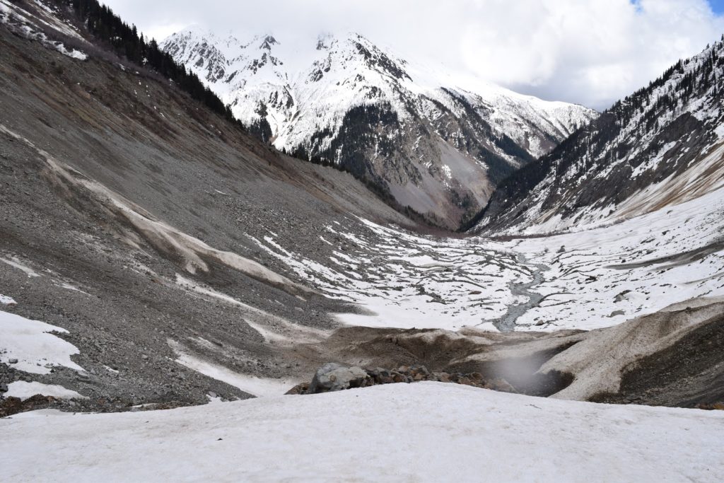 Droga pod lodowiec Chalaadi